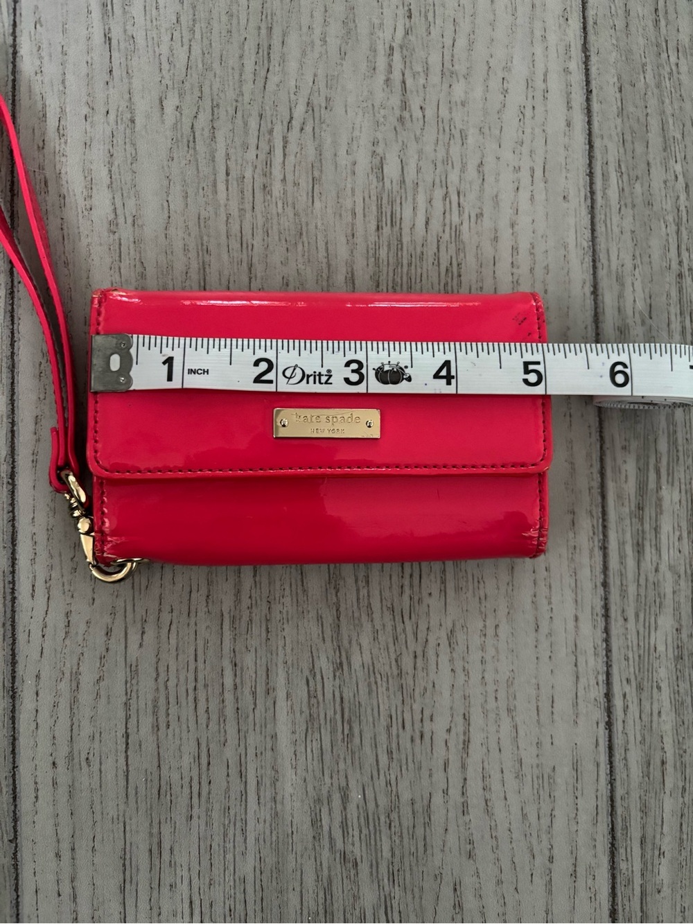 Kate Spade wallet in pink patent. - Picture 10 of 11